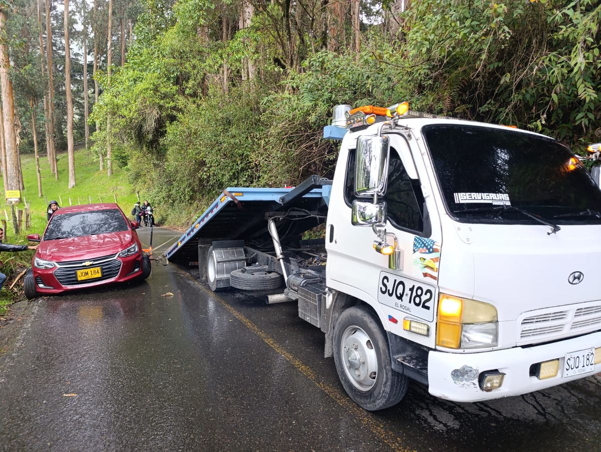 Rescate de un automóvil accidentado en una carretera de montaña bajo lluvia