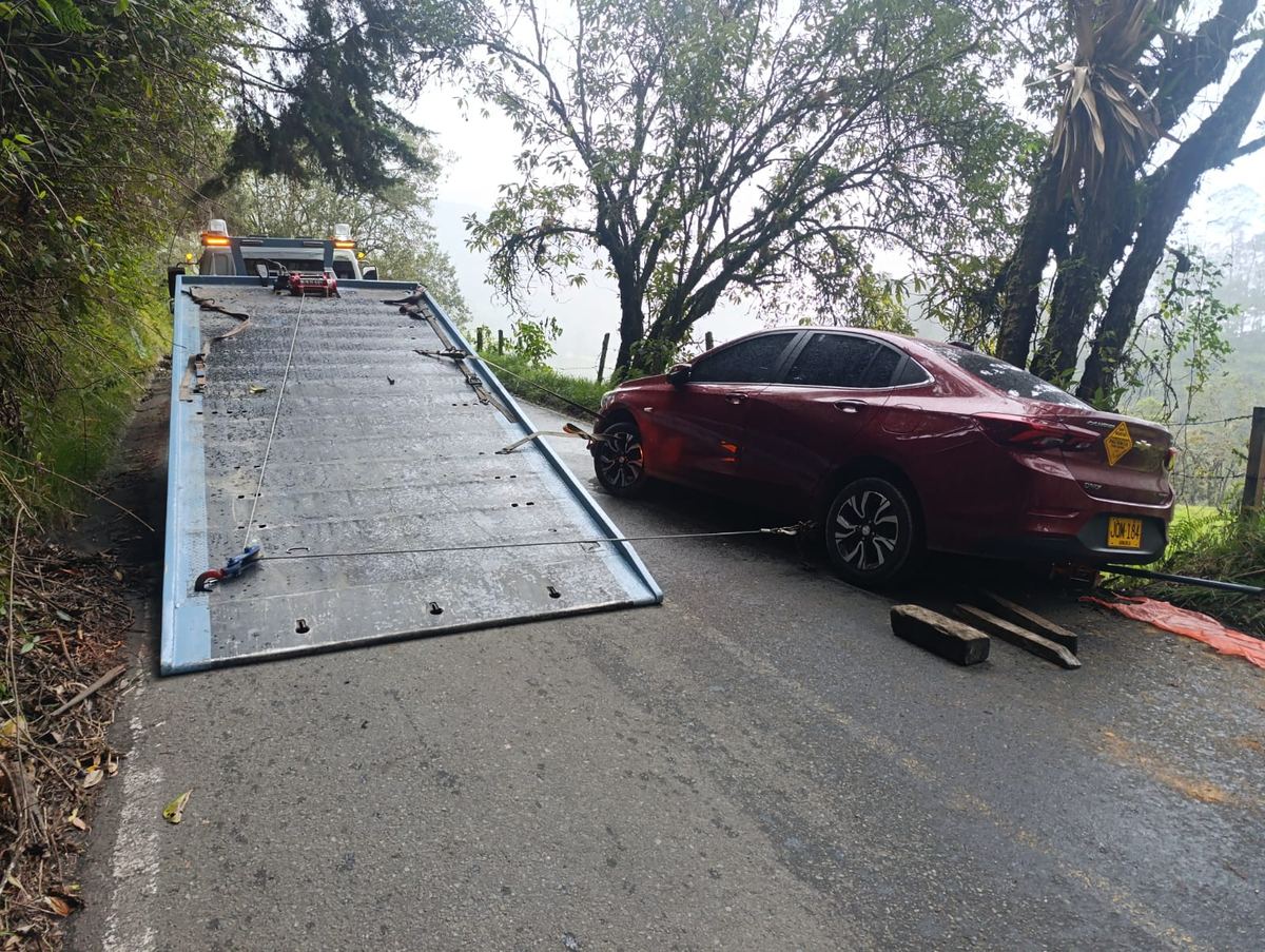 Recuperación con cabrestante de un automóvil salido de la vía en zona rural