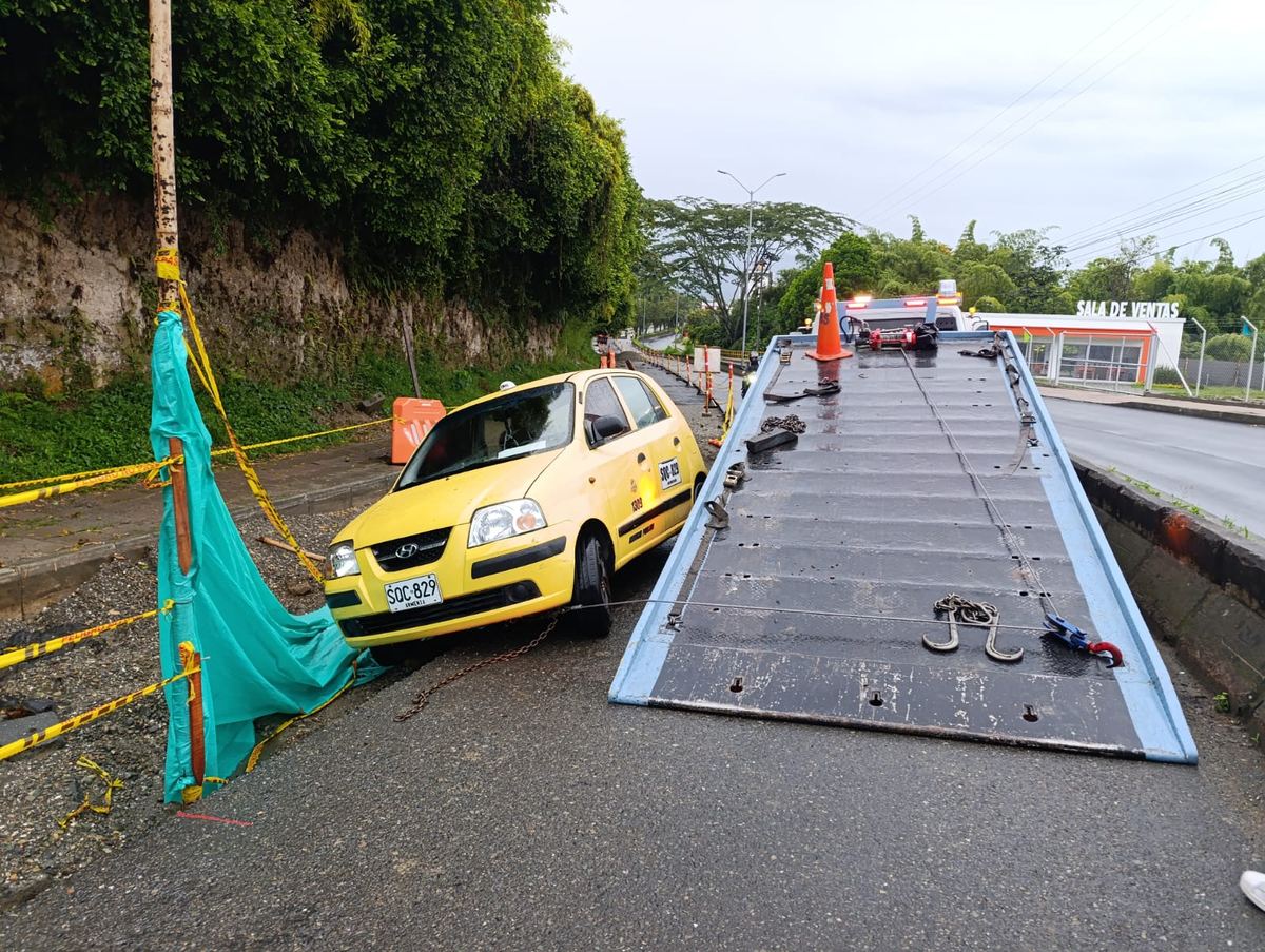 Recuperación de un taxi accidentado en una zona de obra vial en Armenia